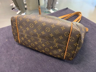 Lot 43 - A Louis Vuitton monogrammed leather Totally PM bag, 1990s