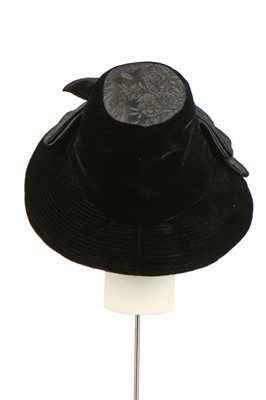 Lot 85 - A Christian Dior velvet hat, late 1950s-early 1960s