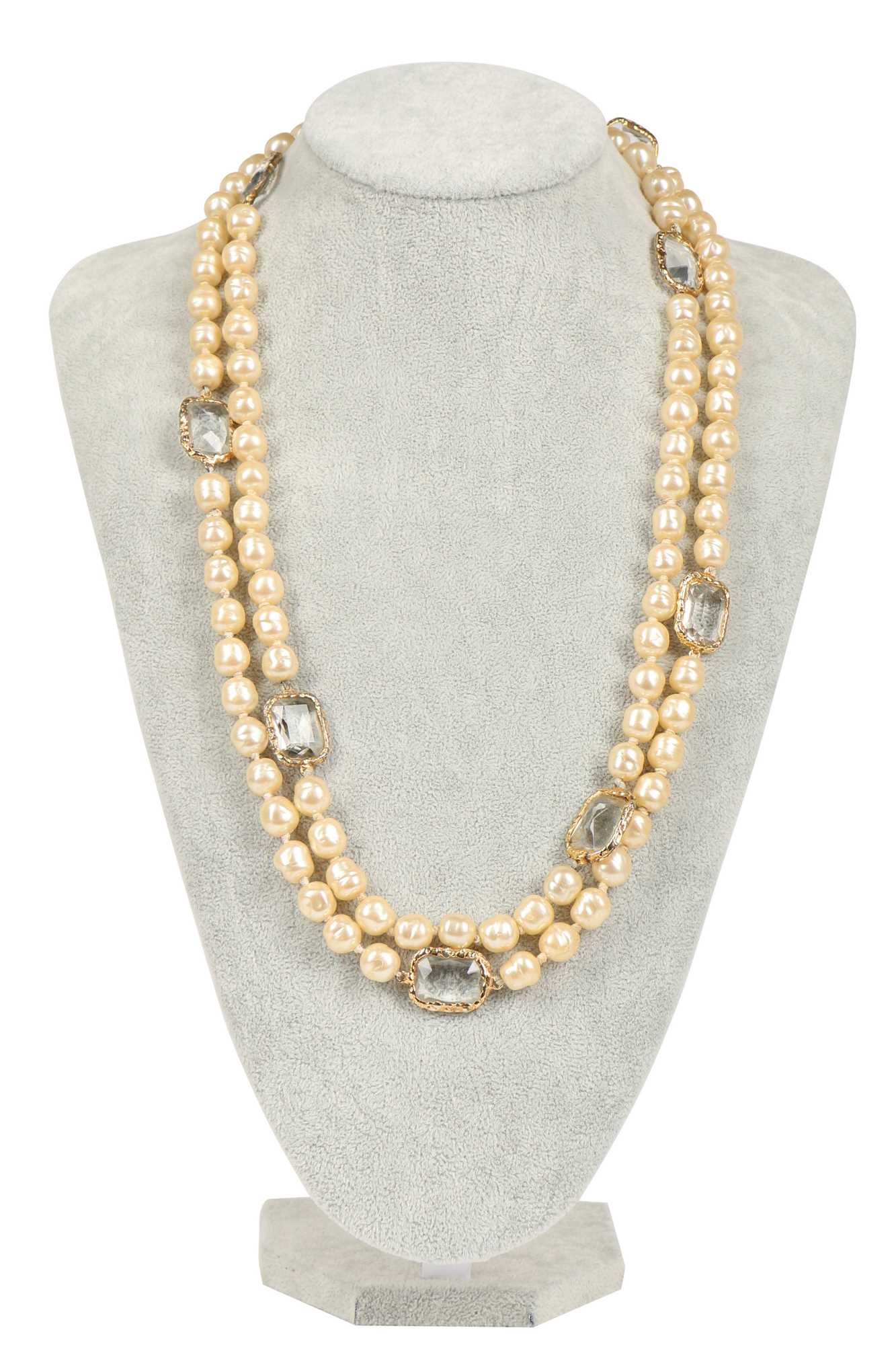 Lot 17 - A fine Chanel 'pearl' sautoir, 1981