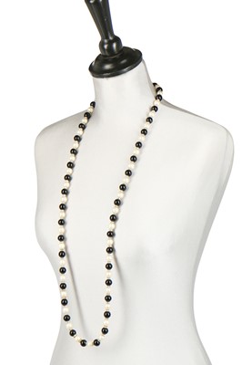 Lot 19 - A Chanel sautoir of black and white 'pearls', 1981