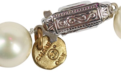 Lot 19 - A Chanel sautoir of black and white 'pearls', 1981