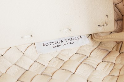 Lot 134 - A Bottega Veneta eggshell-white leather bag, modern