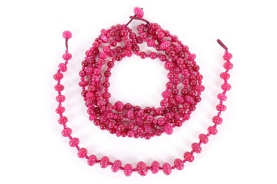 Lot 87 - A carved Indian treated ruby choker necklace,...