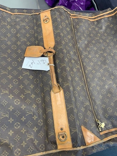 Sold at Auction: Vintage Louis Vuitton 5 Hangers Garment Bag