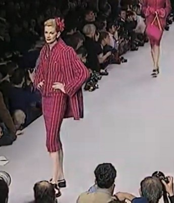 Lot 20 - A Chanel fuchsia-pink and black tweed suit, Autumn-Winter 1995-96