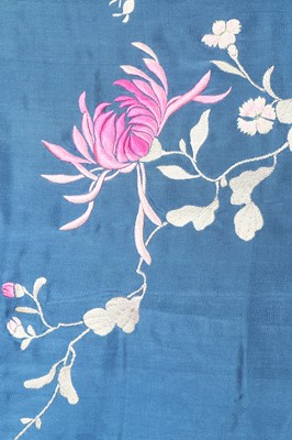 Lot 451 - A good Japanese embroidered blue silk kimono/robe, 1920s