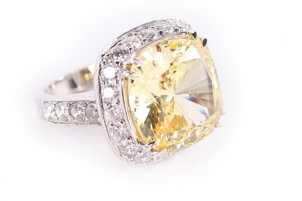 Lot 151 - A cushion cut imitation yellow diamond in 14k...
