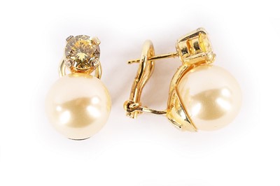 Lot 151 - A cushion cut imitation yellow diamond in 14k...