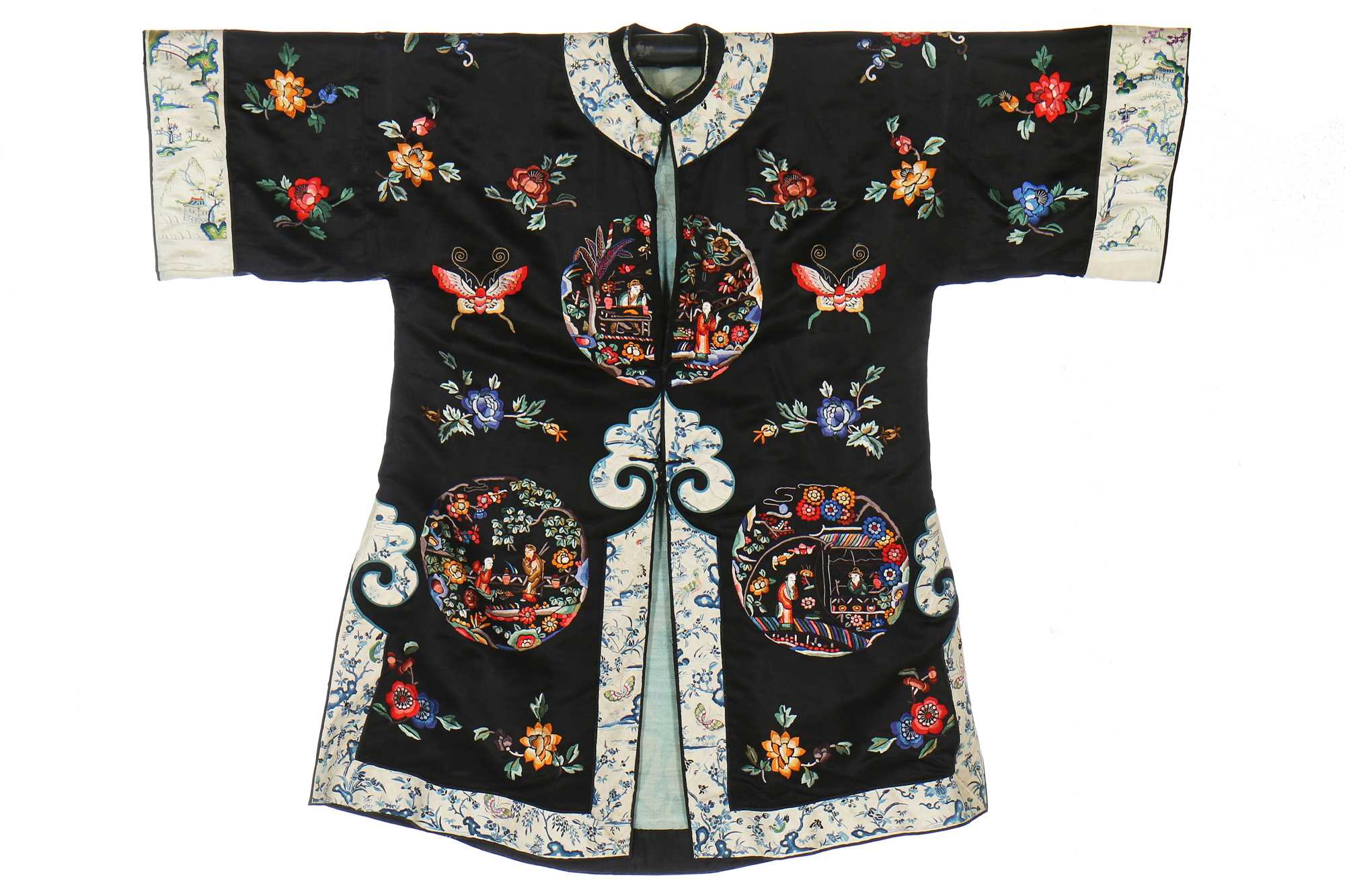 Lot 462 - A woman's embroidered informal robe,