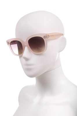 Lot 76 - A pair of Gucci sunglasses, modern