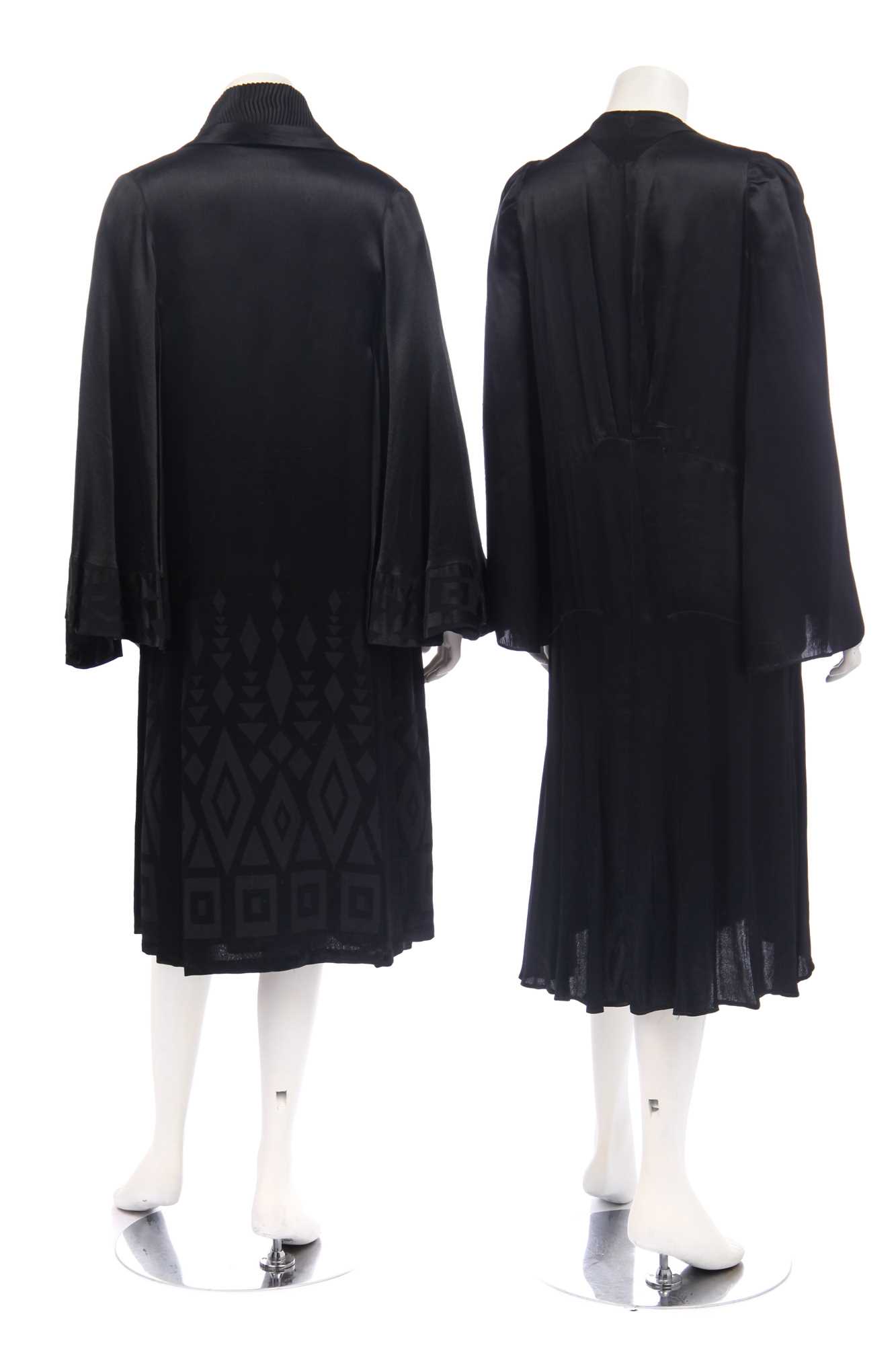 Lot 369 An artdeco printed silk house robe, 1920s,