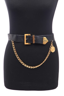 Lot 10 - A Chanel chunky gilt chain belt, 1980s-90s