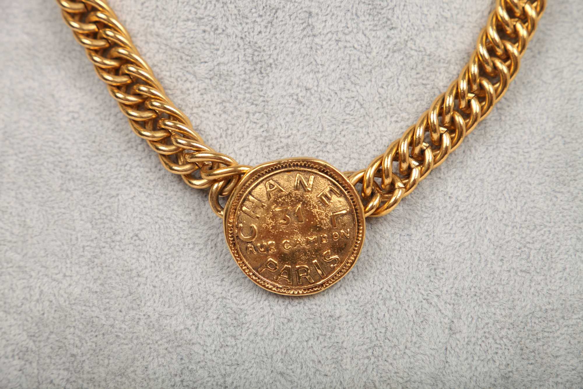 Lot 18 - A Chanel chunky gilt chain choker, circa 1990