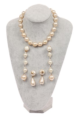 Lot 19 - A Chanel 'pearl' choker, circa 1990