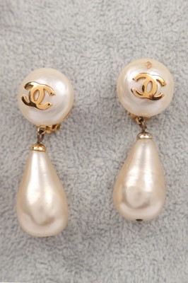 Lot 19 - A Chanel 'pearl' choker, circa 1990