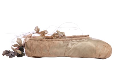 Lot 339 - Anna Pavlova's pointe shoe, circa 1916