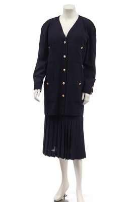 Lot 28 - A Chanel navy moss crêpe suit, 1980s