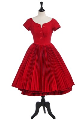 Lot 225 - A fine Christian Dior by Yves Saint Laurent couture scarlet cocktail dress, 'Longue' line, Spring-Summer 1959