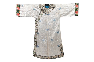 Lot 549 - An embroidered white silk chang-fu, Chinese, circa 1900