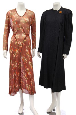 Lot 437 - A group of 1930s clothing and accessories