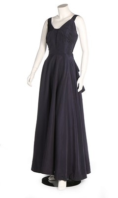 Lot 235 - A Victor Stiebel at Jacqmar navy evening gown,...