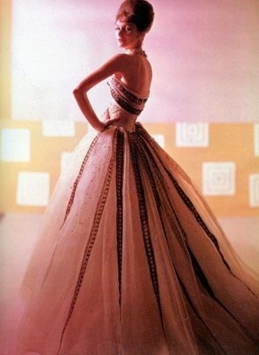 Lot 276 - A rare Pierre Balmain couture ballgown, 'Soir à Chambord' model, Summer 1961