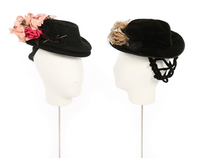 Lot 289 - Fifteen hats in various styles, 1940s,...