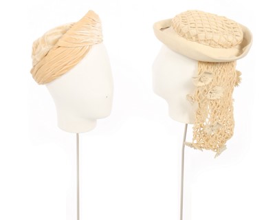 Lot 289 - Fifteen hats in various styles, 1940s,...