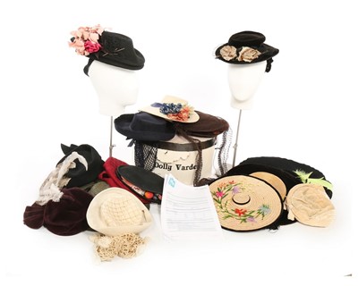 Lot 289 - Fifteen hats in various styles, 1940s,...