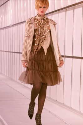 Lot 154 - A Chanel butterscotch-herringbone tweed jacket, Autumn-Winter 2000