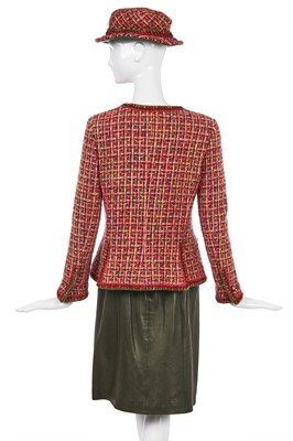 Lot 174 - A Chanel pink and green tweed jacket and matching hat, Autumn-Winter 2001-02