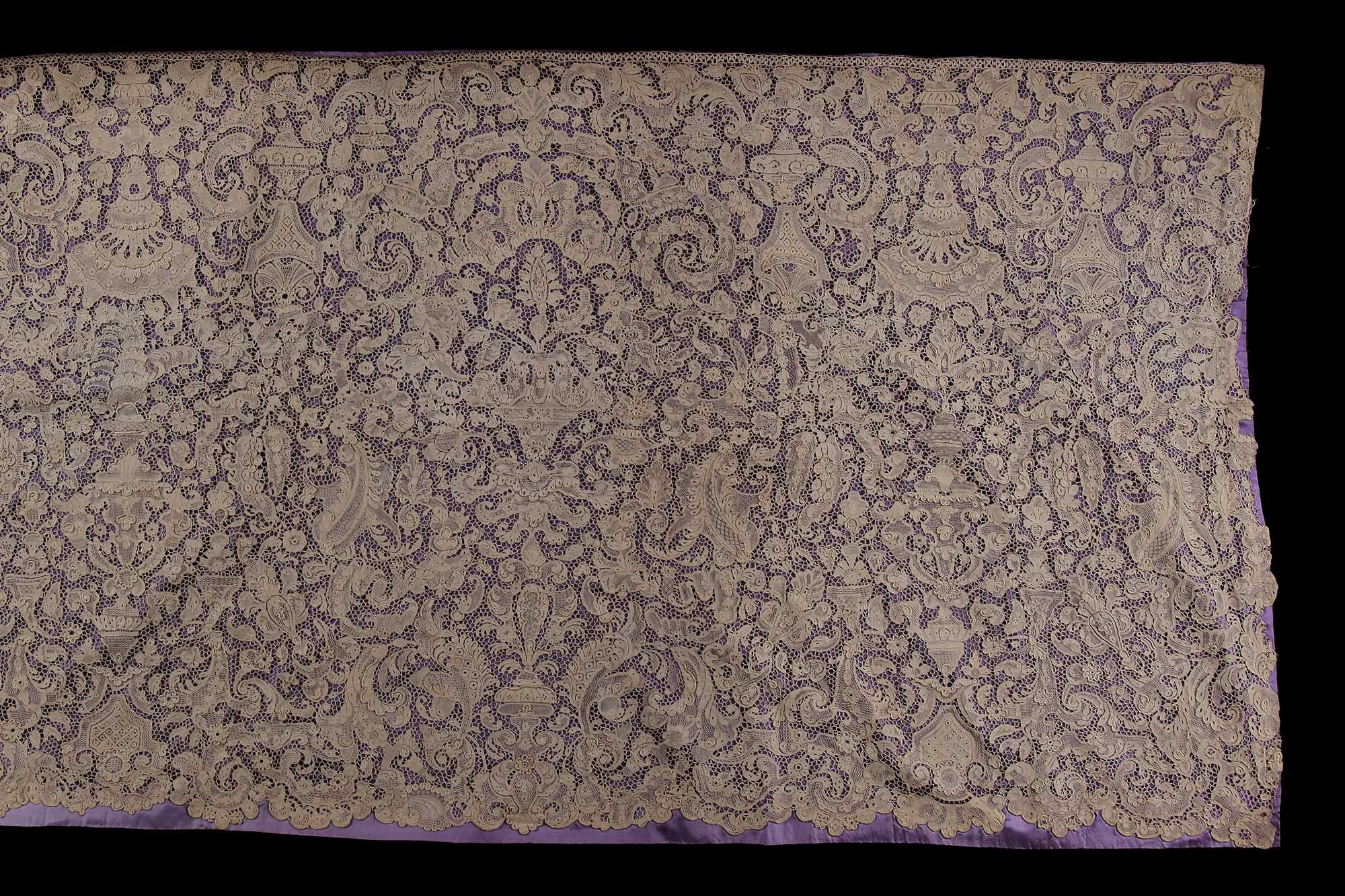 Lot 557 - A fine length of Point de France lace, early 18th century