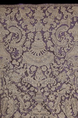 Lot 557 - A fine length of Point de France lace, early 18th century