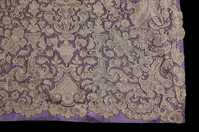 Lot 557 - A fine length of Point de France lace, early 18th century