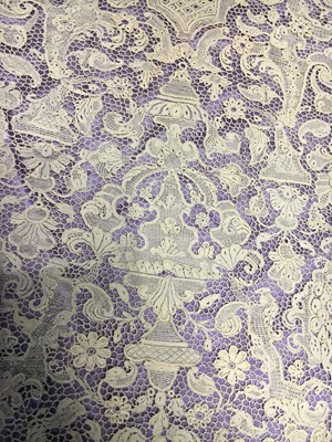 Lot 557 - A fine length of Point de France lace, early 18th century