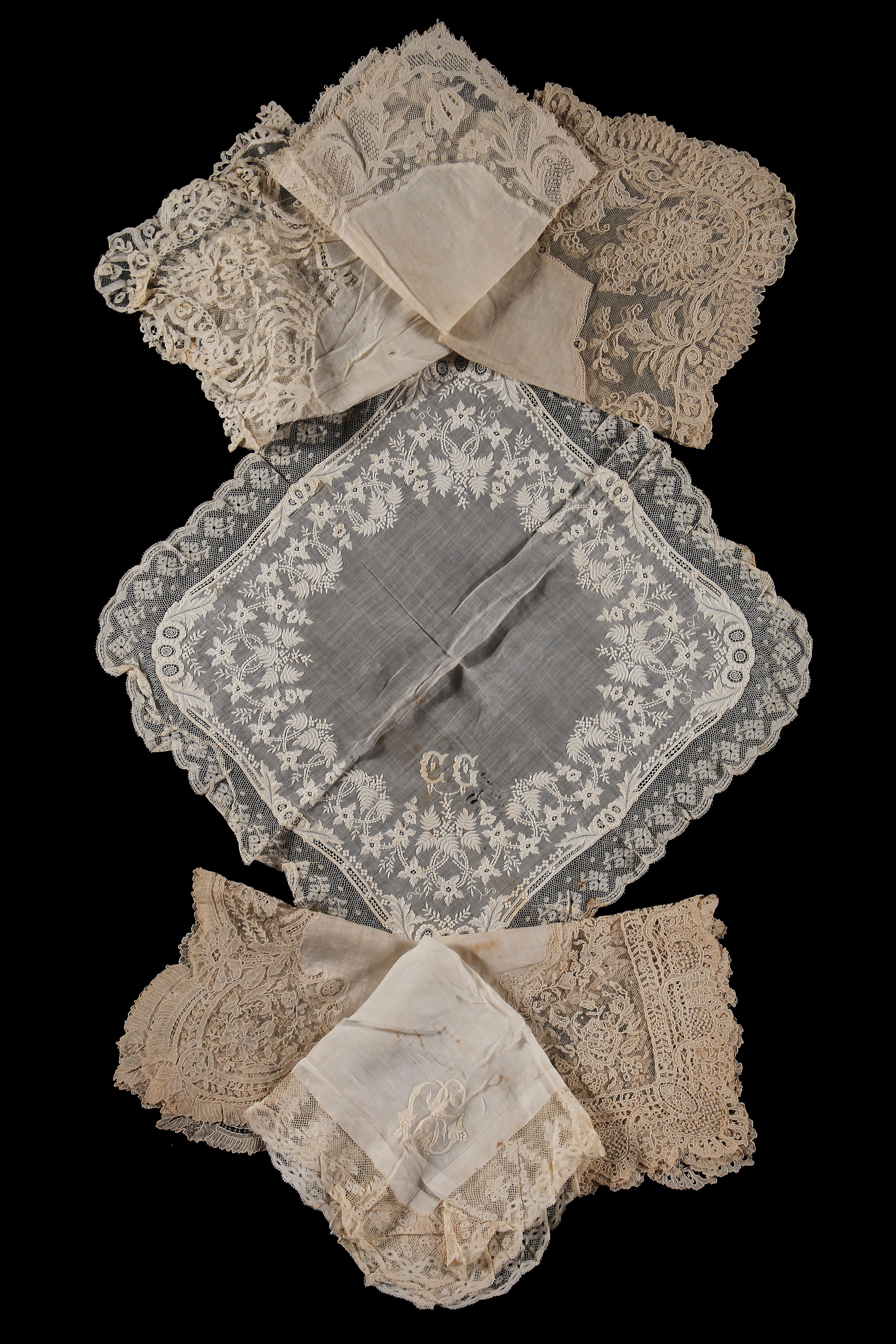 Lot 556 - A general group of lace, mainly 19th century,