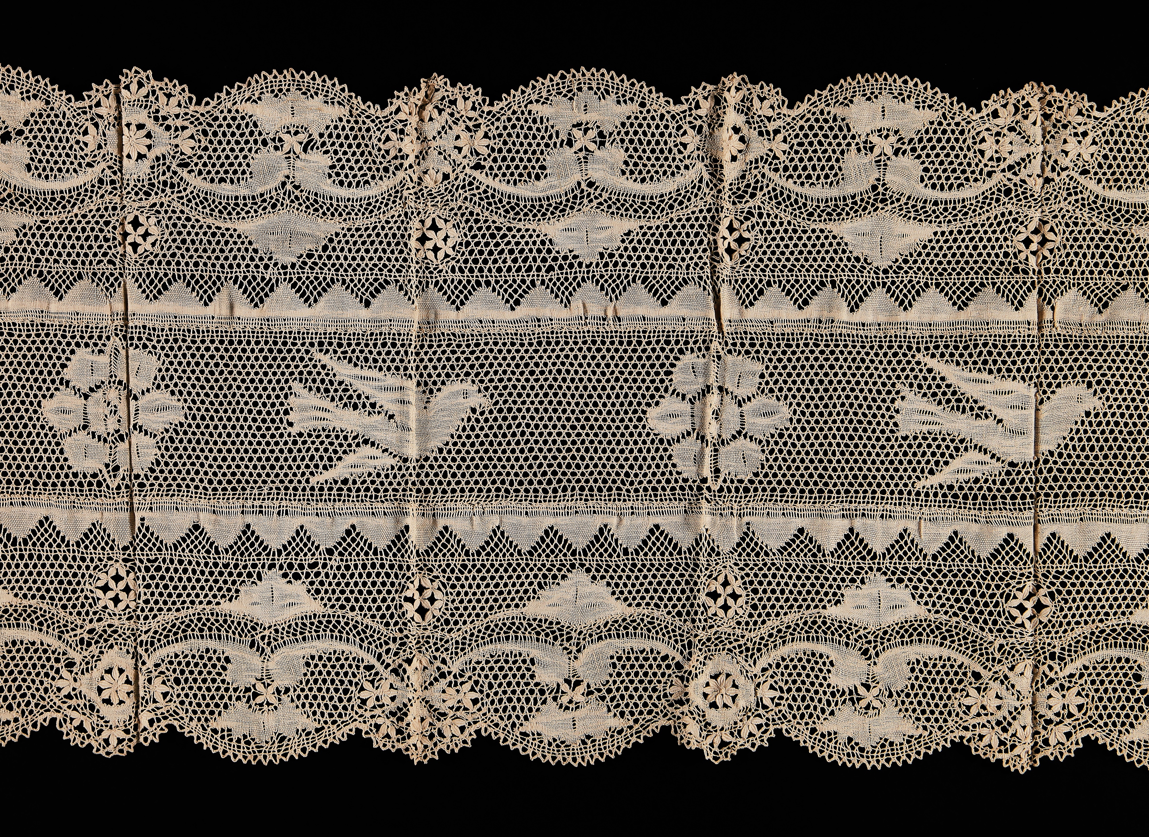 Lot 556 - A general group of lace, mainly 19th century,