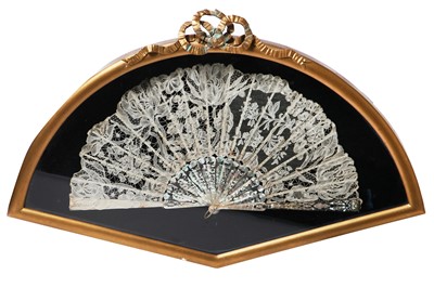 Lot 532 - A Brussels mixed lace fan, late 19th century