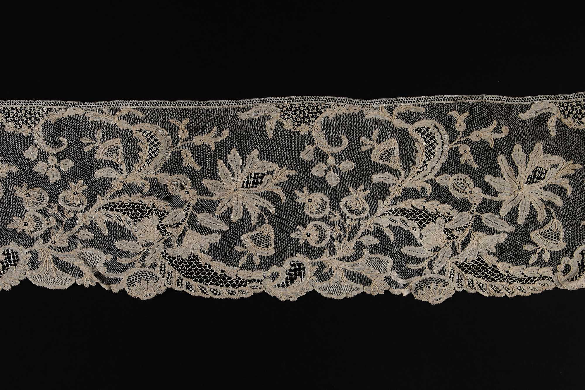 Lot 535 - A good flounce of Brussels bobbin lace, mid 19th century
