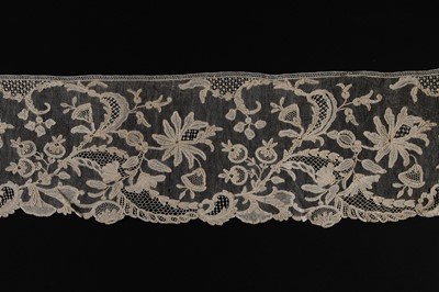 Lot 535 - A good flounce of Brussels bobbin lace, mid 19th century