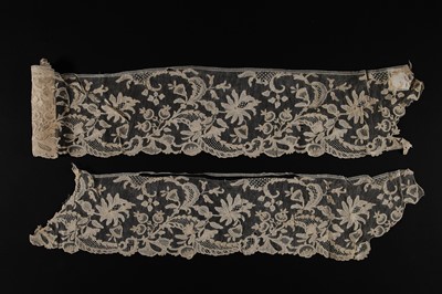 Lot 535 - A good flounce of Brussels bobbin lace, mid 19th century