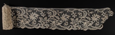 Lot 535 - A good flounce of Brussels bobbin lace, mid 19th century