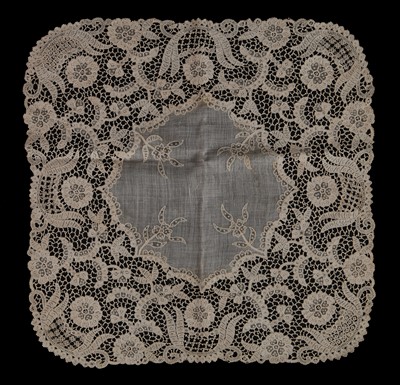 Lot 551 - A general collection of lace, 19th century