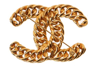 Lot 22 - A Chanel gilt chain double 'C' brooch, 1980s