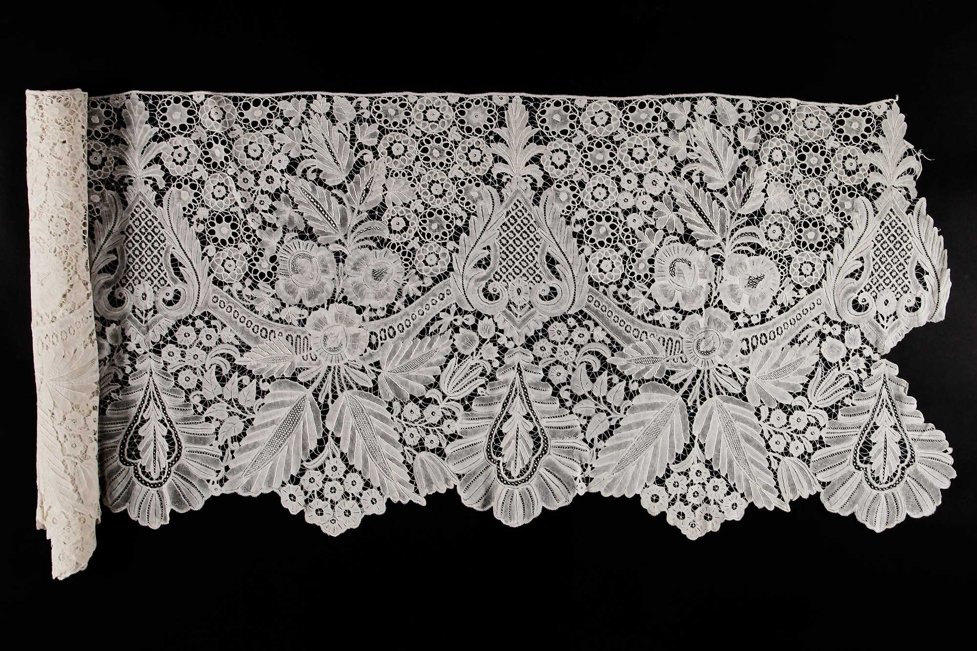 Lot 531 - A deep flounce of Brussels/Brabant lace,