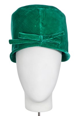Lot 355 - A Christian Dior hat in emerald-green velvet, circa 1960
