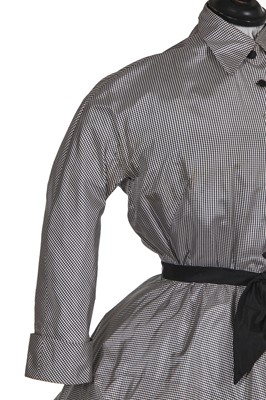 Lot 97 - A Jacques Griffe couture hound's tooth checked silk day/dinner dress, 1950-51