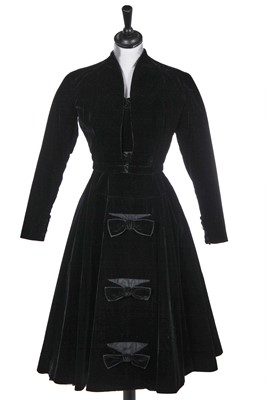 Lot 451 - A Pierre Balmain haute couture black velvet cocktail ensemble, circa 1955