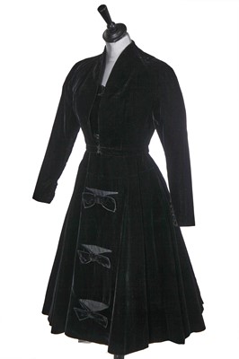 Lot 451 - A Pierre Balmain haute couture black velvet cocktail ensemble, circa 1955