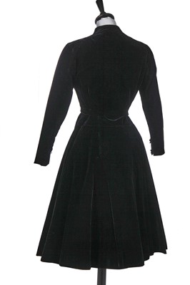 Lot 451 - A Pierre Balmain haute couture black velvet cocktail ensemble, circa 1955